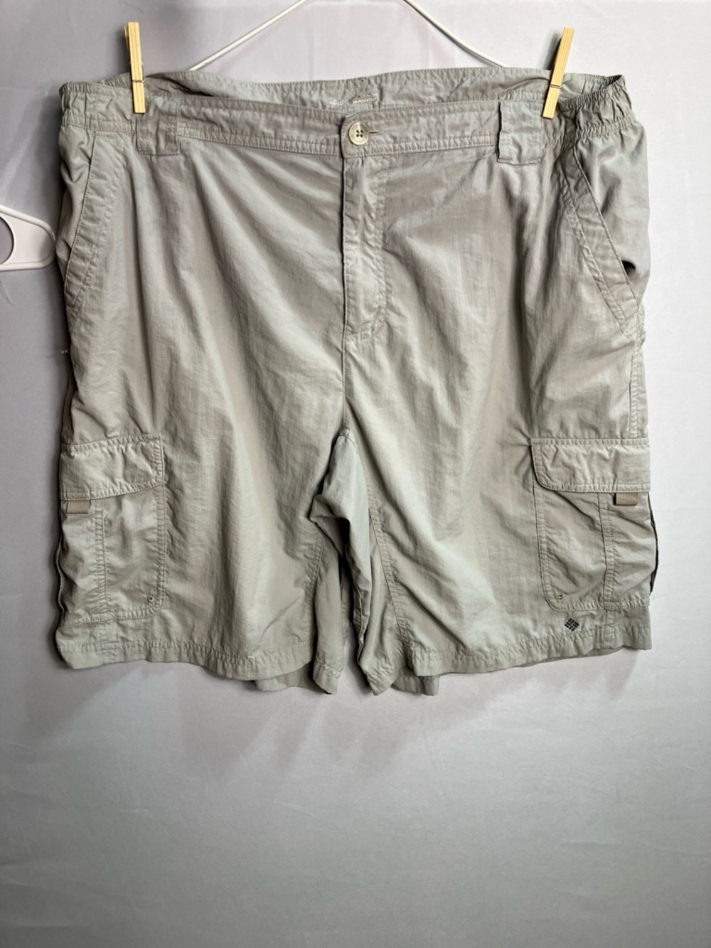 Columbia Men's Light Gray Cargo Shorts